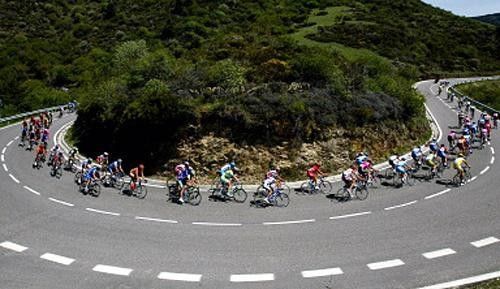 The peloton round a hairpin bend.
