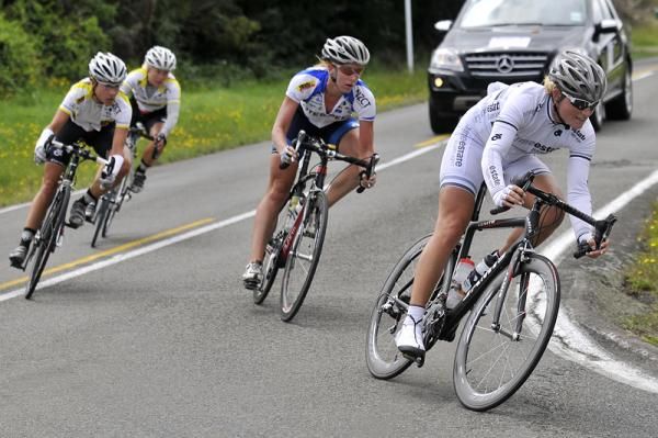 The leaders still have a 48 second lead with five kilometres remaining.