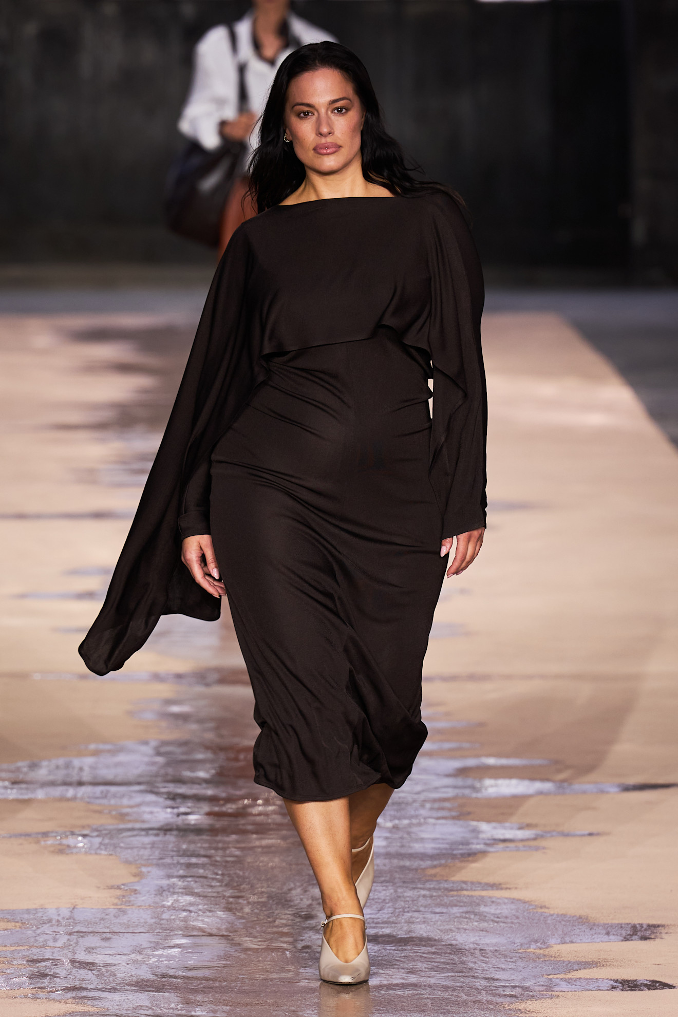 DRESS TRENDS 2026: CAPE DRESSES AT BOSS
