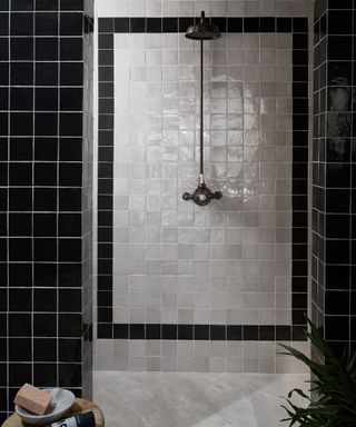 A black and white tiles bathroom with contrasting grout