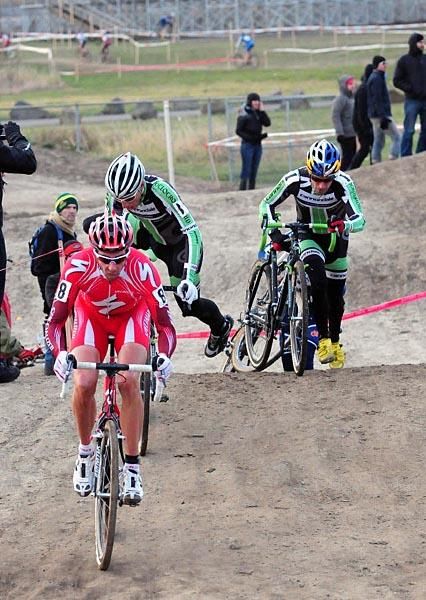 Todd Wells (Specialized) being chased by the Cannondale riders.