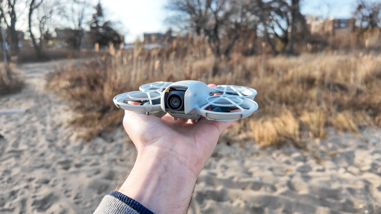 DJI Neo - Holding in hand