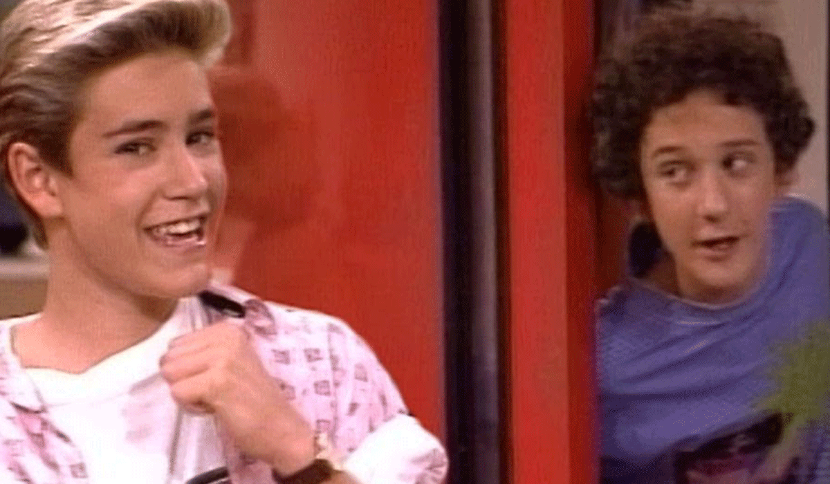 Zack talking and Screech watching on Saved By The Bell