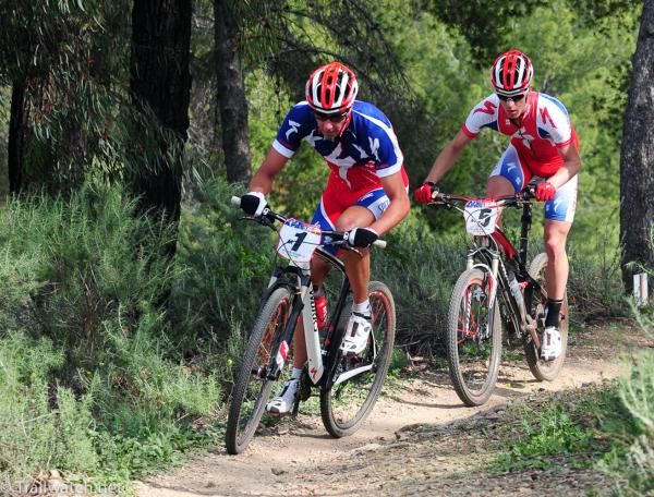 Todd Wells (Specialized) and Max Plaxton chasing Taberlay