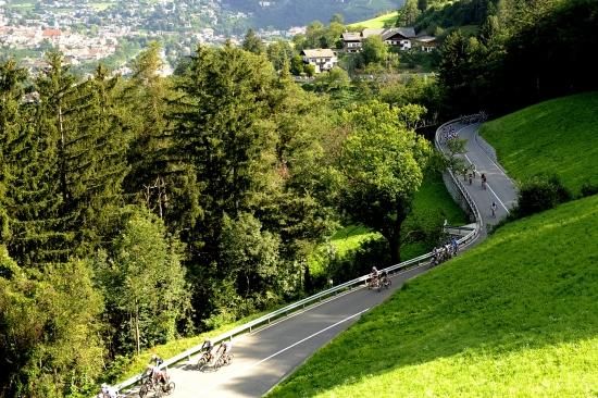 The groups on the road began to splinter as the distance and the parcour took their toll on the riders.