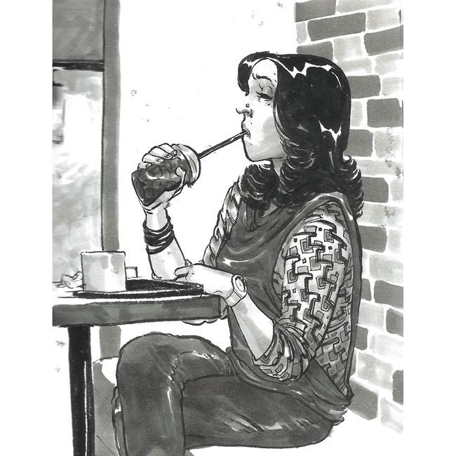 Gambar pena seorang wanita menghirup minuman di sebuah kafe, mengenakan atasan berpola dan hidung yang bermotif