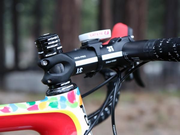 Just a slim 5mm spacer is used underneath the 3T ARX-Pro forged aluminum stem.