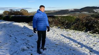 Man wearing Fjällräven Expedition Mid Winter Jacket in the snow