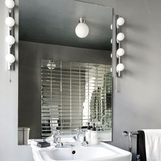 bathroom with mirror and basin