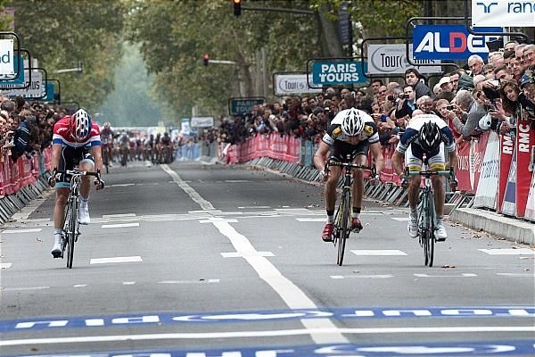 The battle between De Vrees and Marcato in Paris-Tours