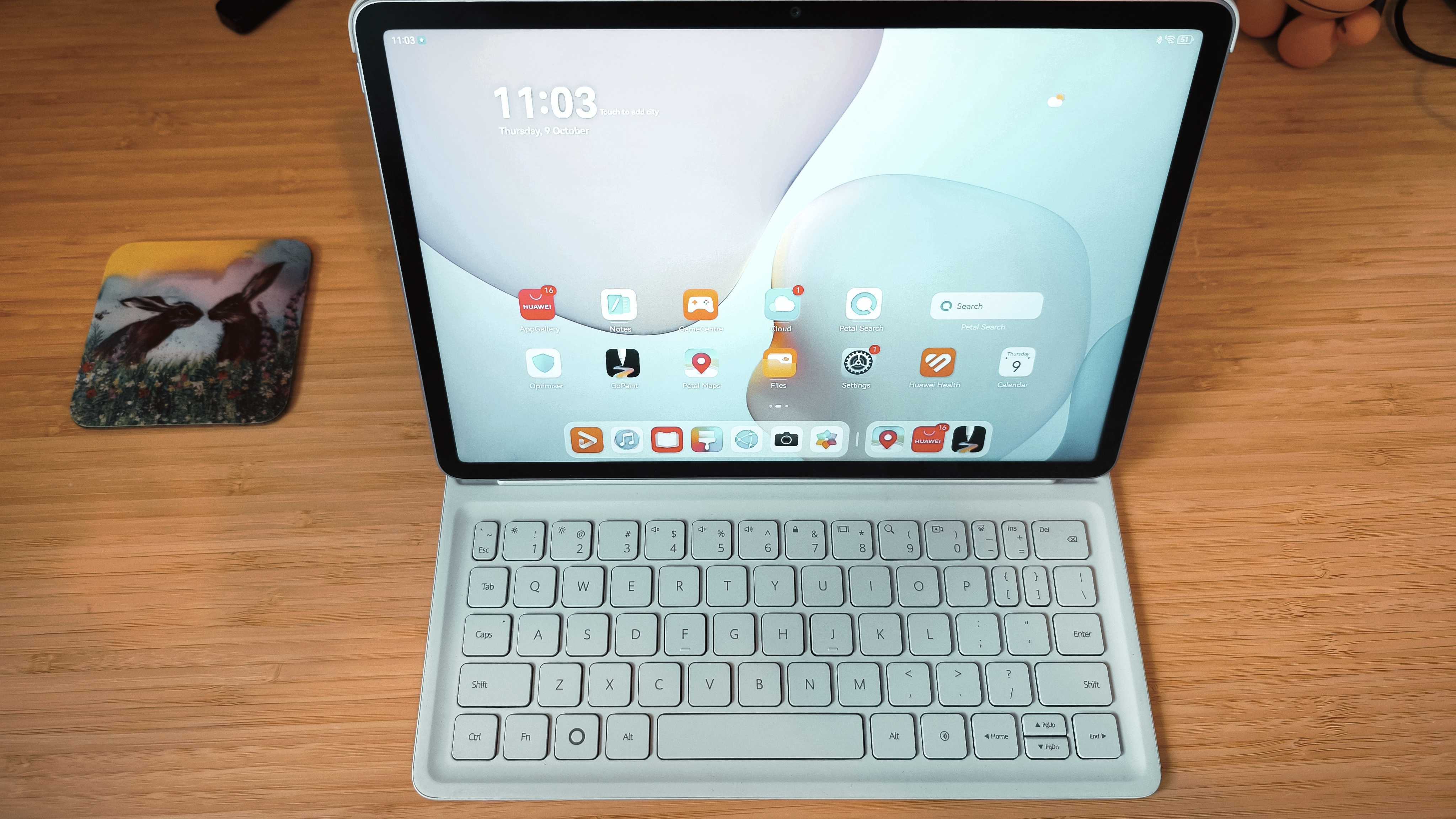 A violet Huawei MatePad 11.5&quot;S (2025) tablet on a wooden desk