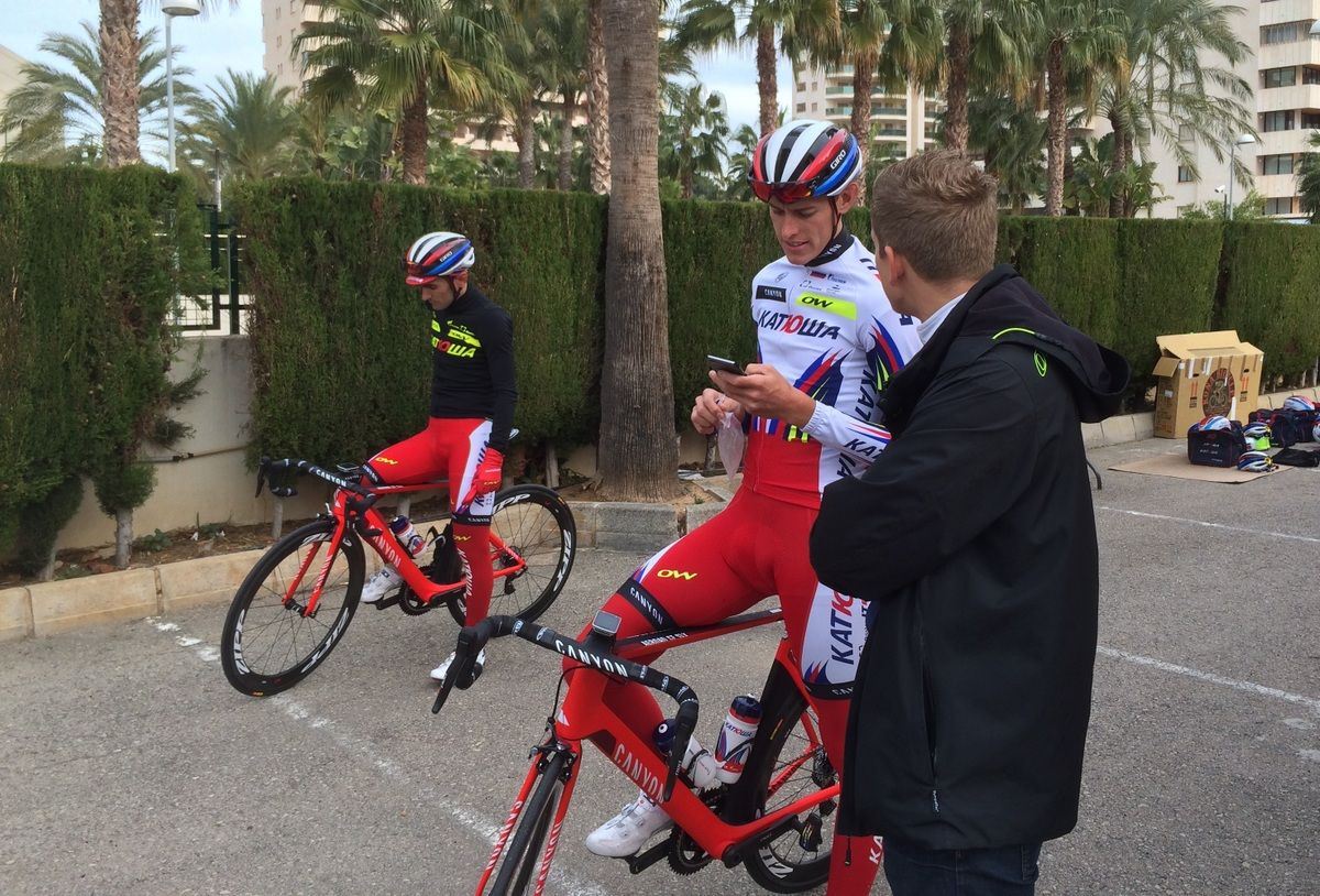 Last minute phone check for Nils Politt before the team ride