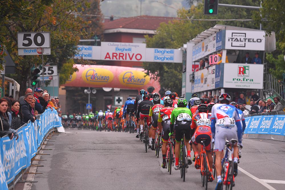 The peloton passes through the start-finish at Gran Premio Bruno Beghelli