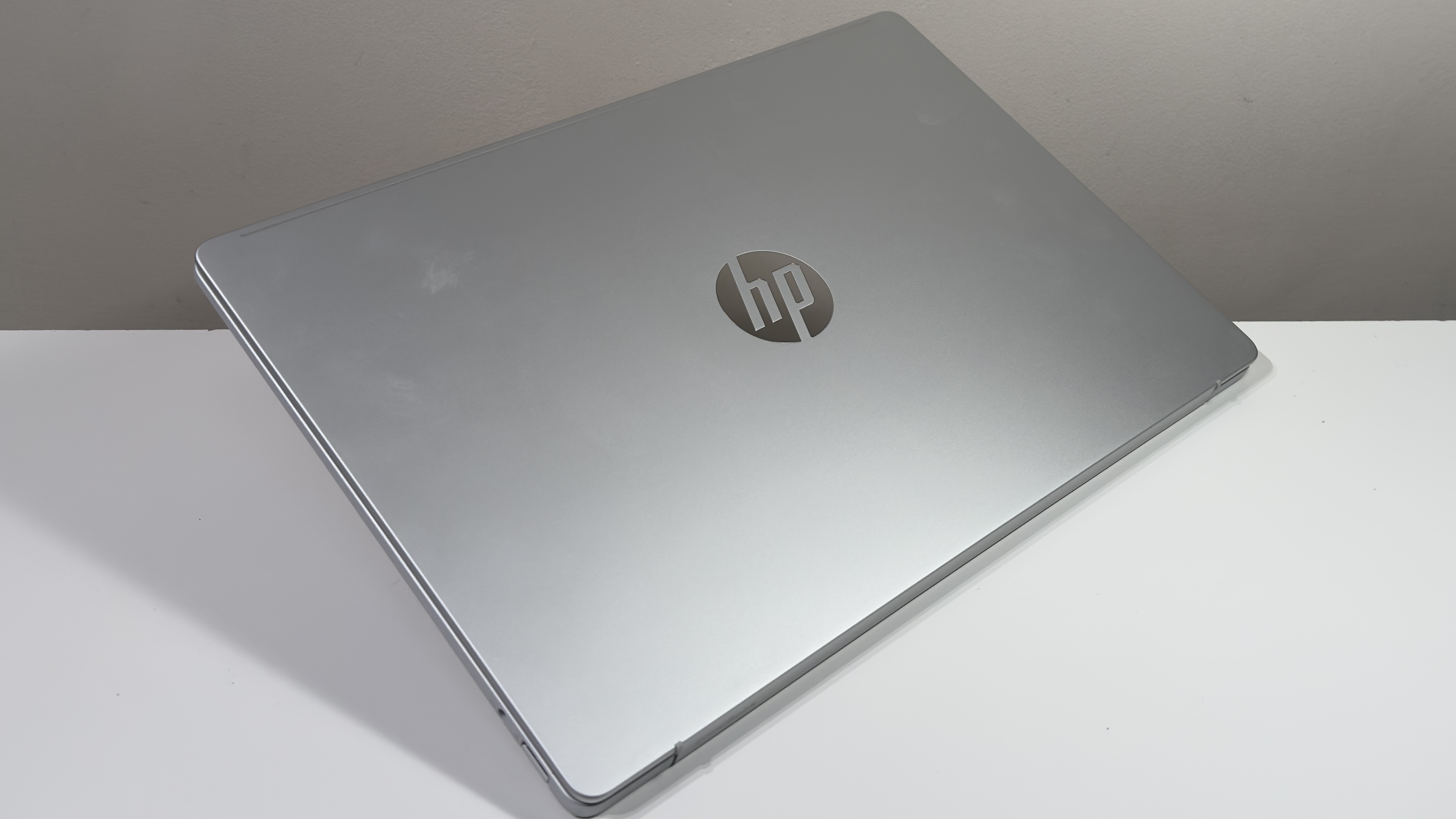 The HP OmniBook 5 14In on a desk