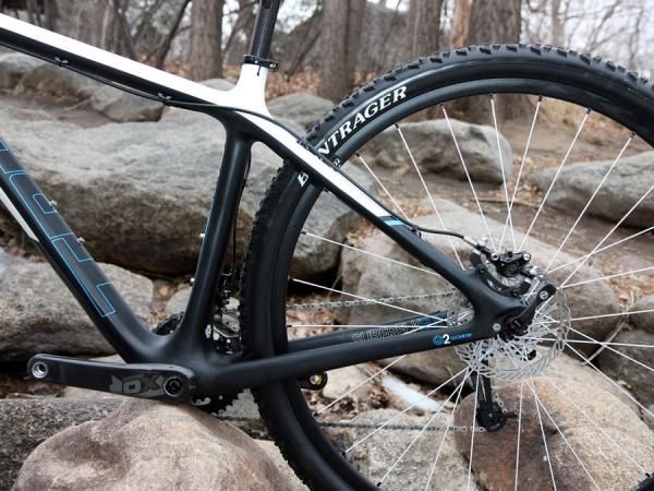 Trek opts for fairly oversized chain- and seat stays on the revised Superfly and while it makes for a snappy rear end, it also doesn't deliver as much comfort as we'd hoped.