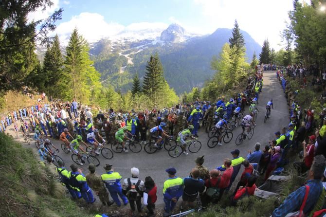 The peloton head towards the finish at Altopiano del Montasio