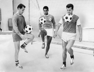 Fritz Walter - in an television scene with Eusebio (m.) and Masopust (r.)