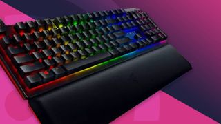 Paras pelinäppäimistö Razer Huntsman V2 Analog violetilla TechRadar-taustalla