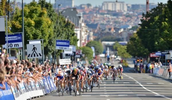 Mark Renshaw (Rabobank) opened up is sprint first, but Tom Boonen (Omega Pharma-QuickStep) powers past the Australian in the closing meters of Paris-Brussels.