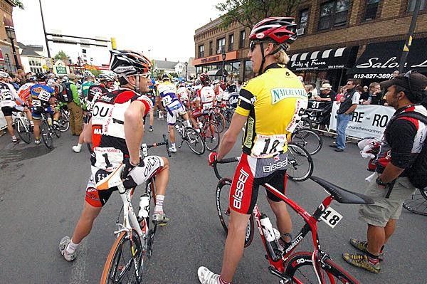 In the staging area pre-race defending champ Rory Sutherland (OUCH-Maxxis) talks things over with race leader Tom Zirbel (Team Bissell).