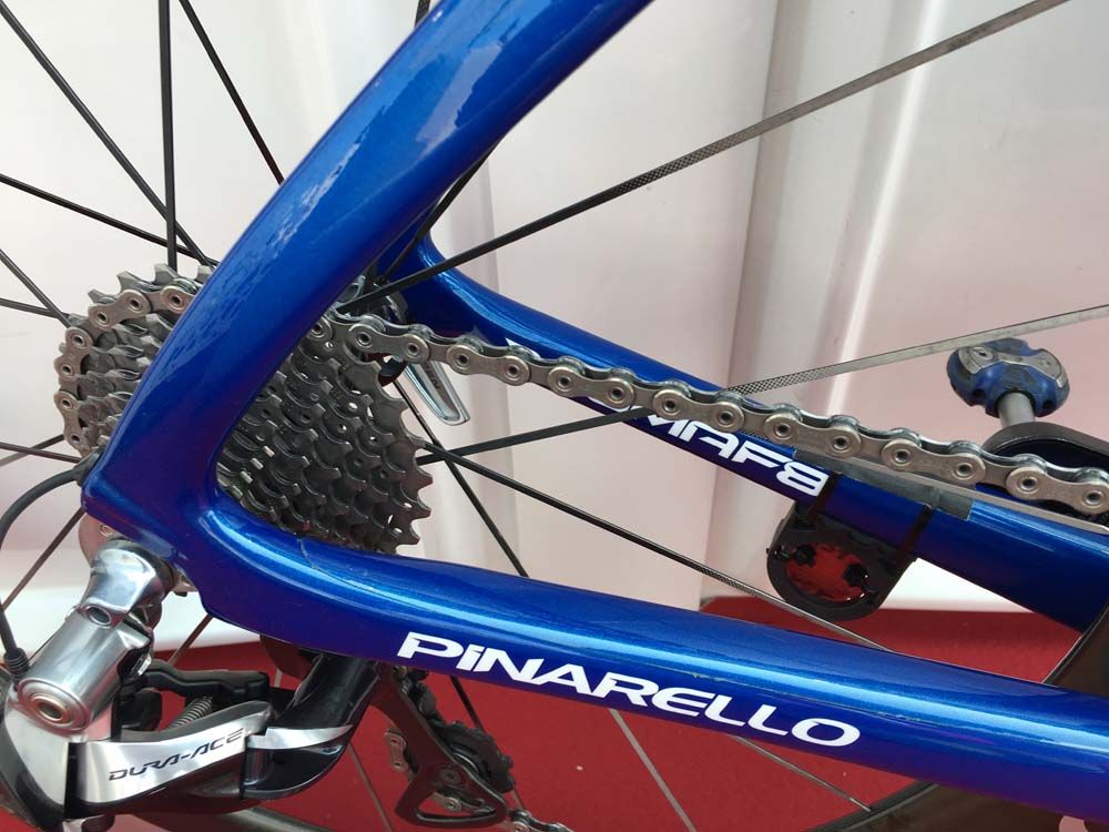 The azzurro coloured rear stays