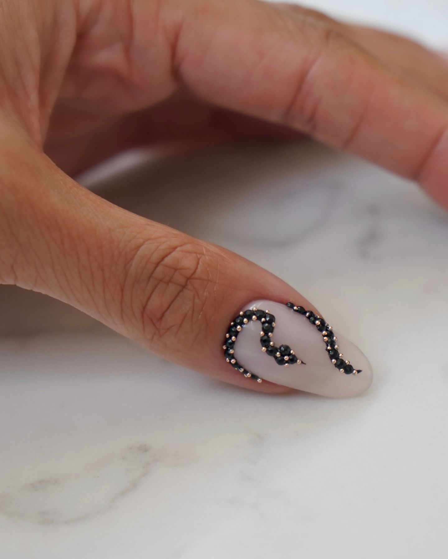 A 3D snake design manicure