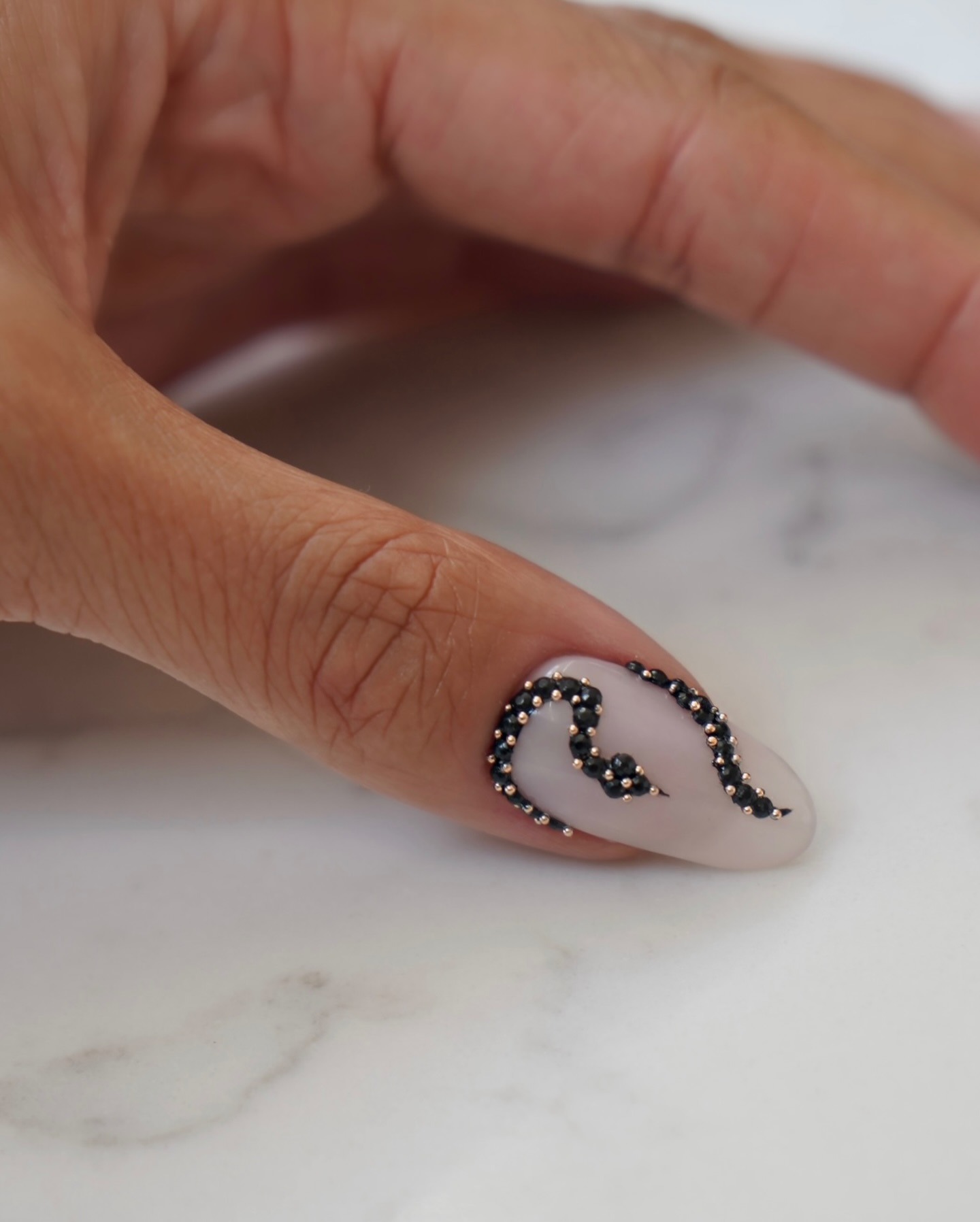 A 3D snake design manicure