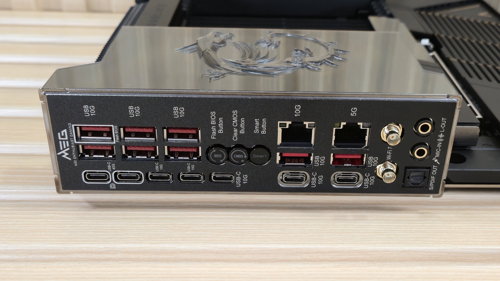 MSI X870E Godlike X - Rear IO