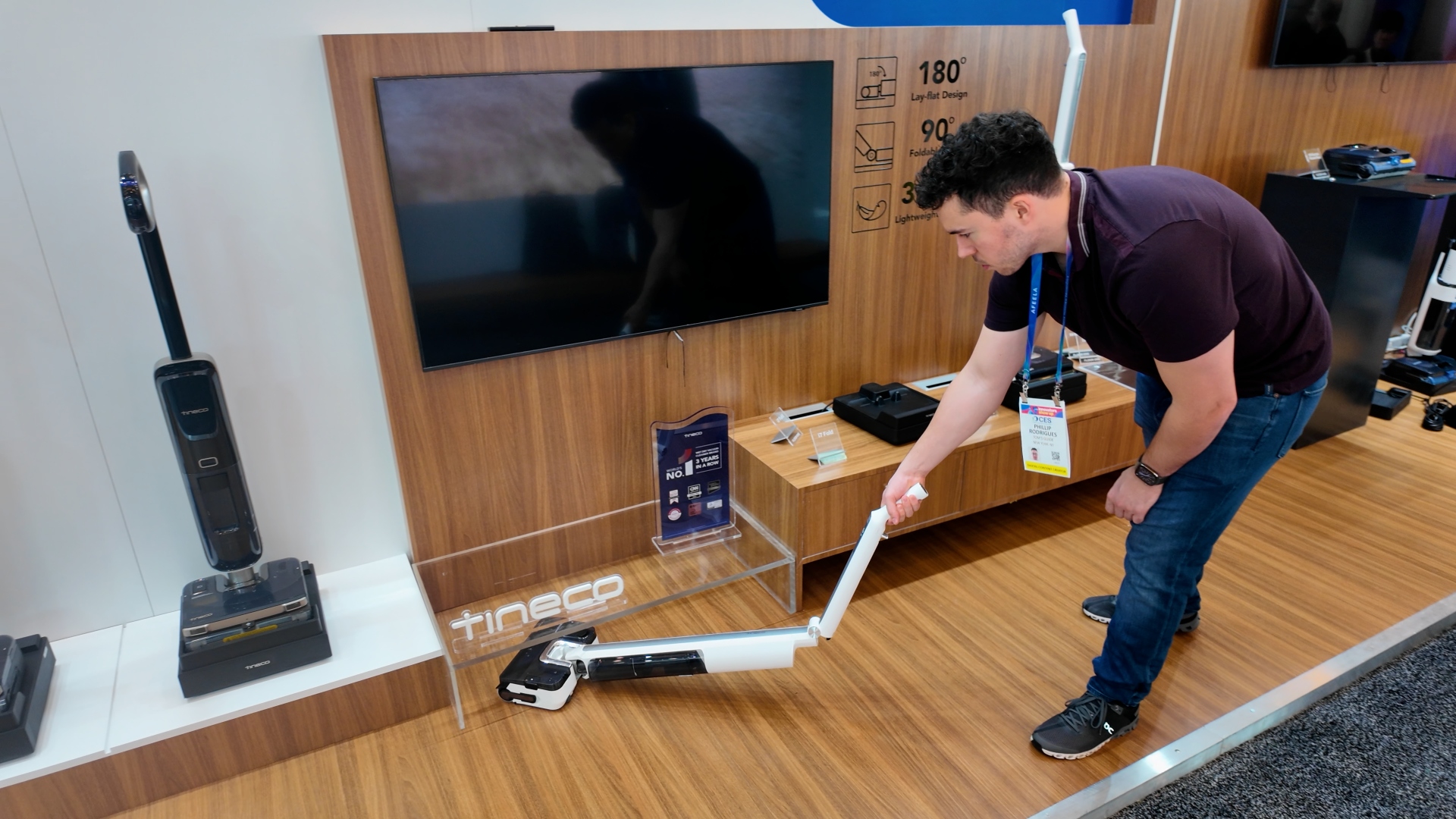 Demonstrating the Tineco i7 Fold