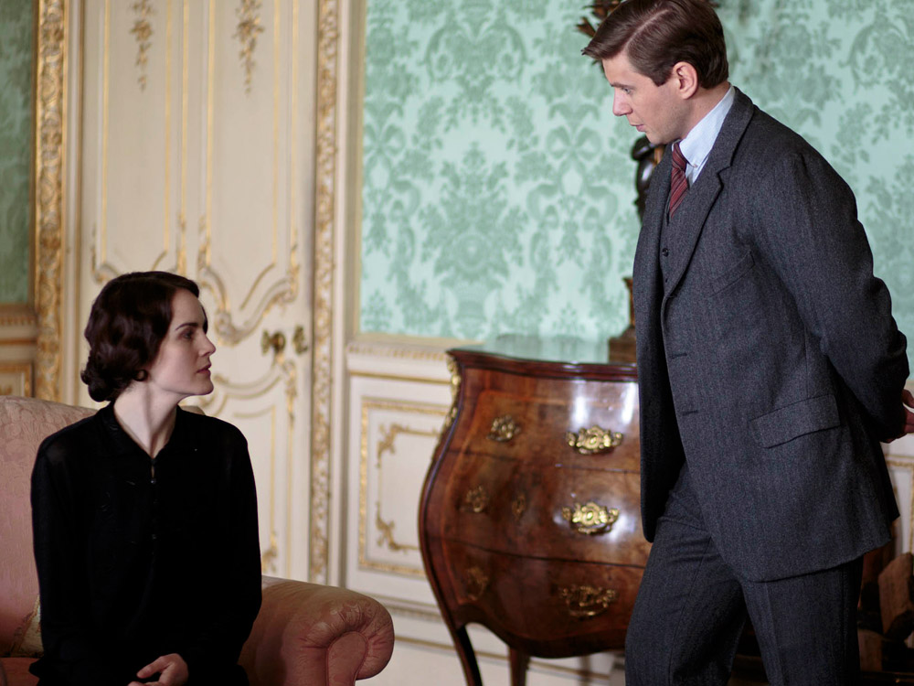 New Downton Abbey Pics: Lady Mary Struggles To Bond With Her Baby ...