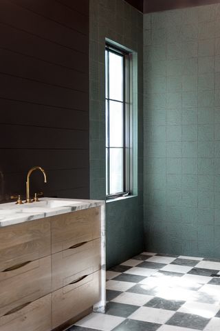 Dark green wetroom with chequered floor