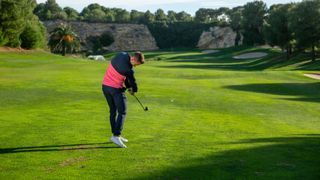 PGA pro Alex Elliott hitting a shot at Infinitum Golf Resort