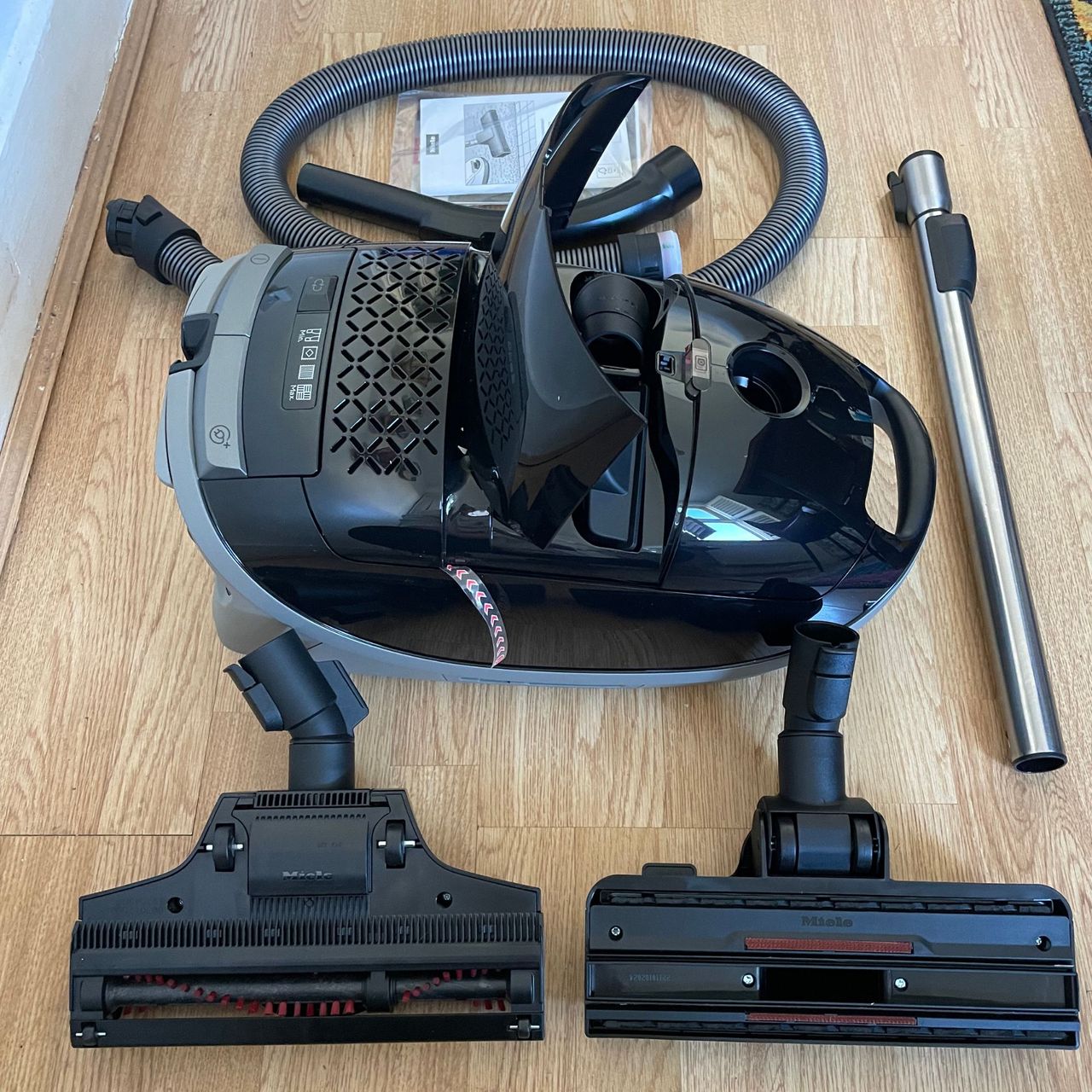 Miele Guard M1 Cat &amp; Dog components laid out on laminate flooring