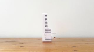 Devolo WiFi 6 Repeater 3000 op een houten bureau