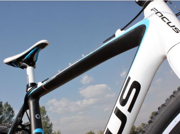 The broad and relatively flat underside on the Focus Mares CX 2 top tube is easier on your shoulder during run-ups
