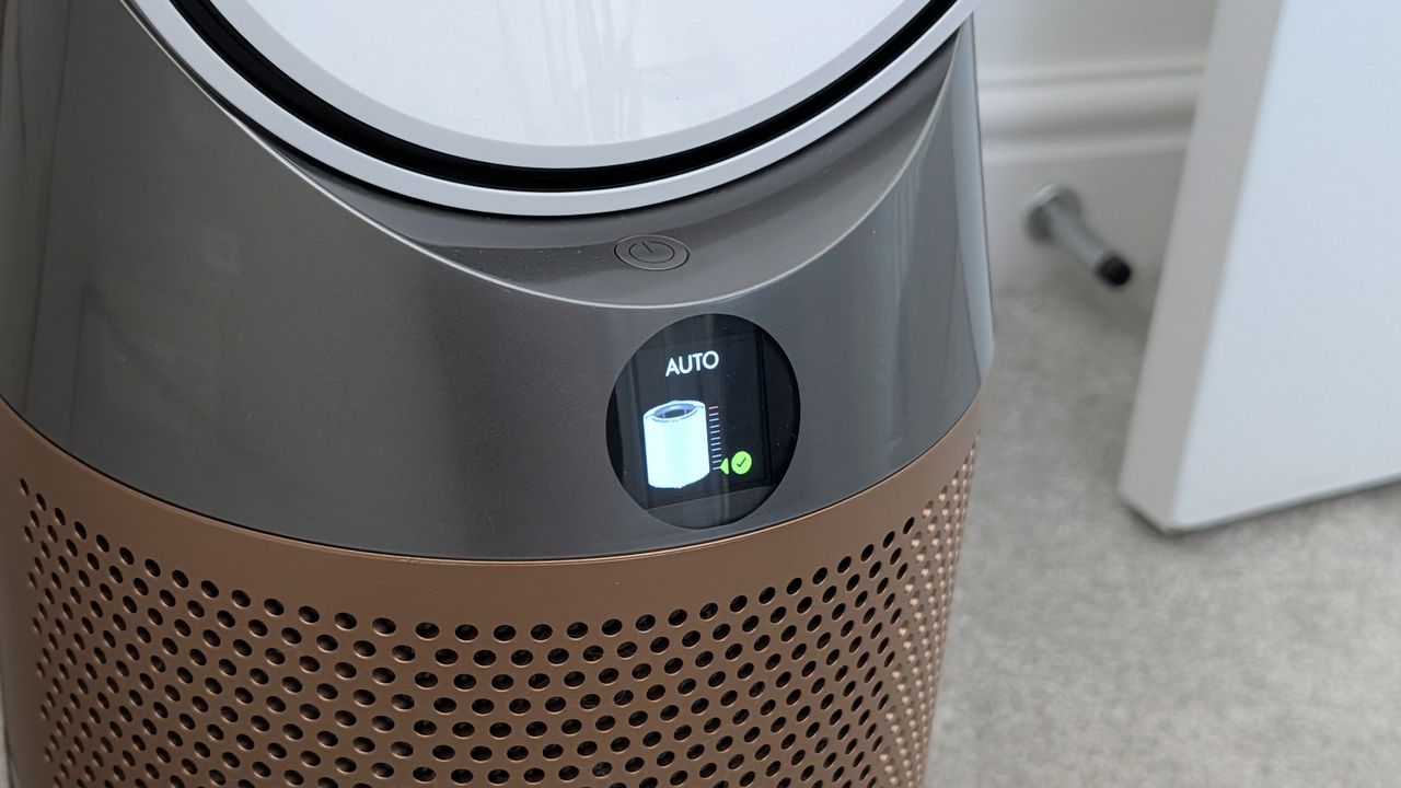 A closeup of the screen on the Dyson Find+Follow Purifier Cool showing the condition of its filter.