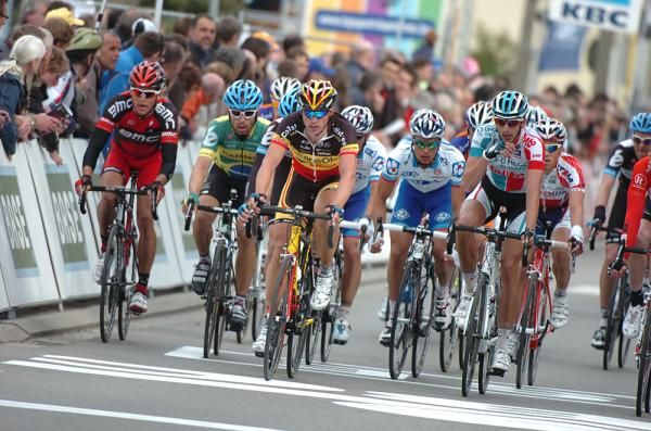 Devolder leads the peloton across the line in the closing circuit.