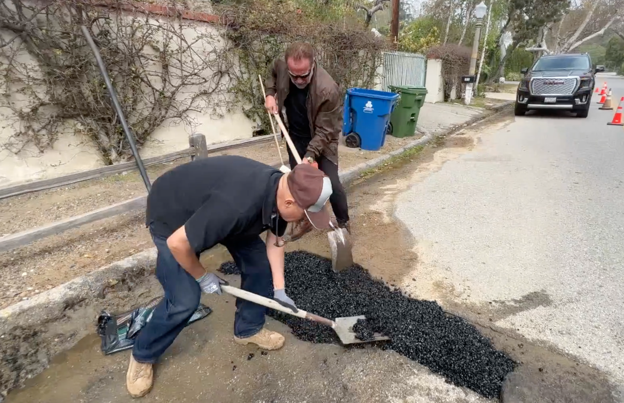 Arnold Schwarzenegger fills neighborhood pothole