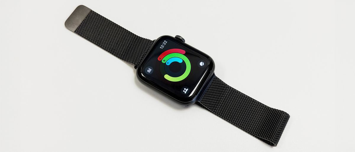 The Apple Watch SE using the Slate Milanese Loop band
