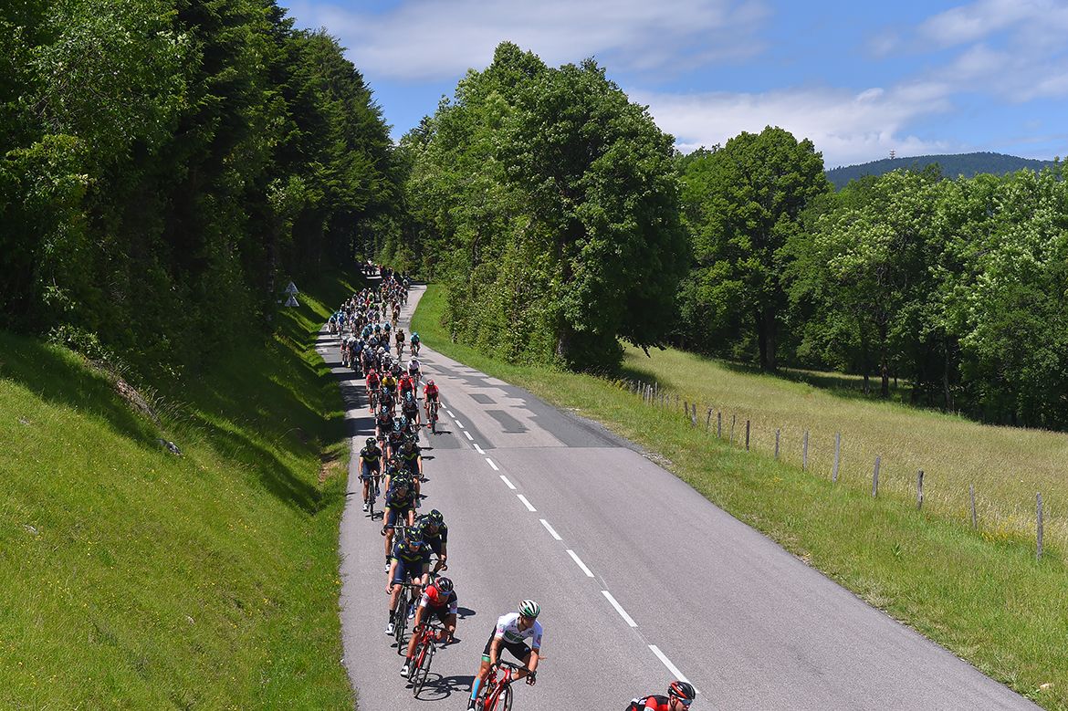 The pack lined out at the Crit&eacute;rium du Dauphin&eacute;