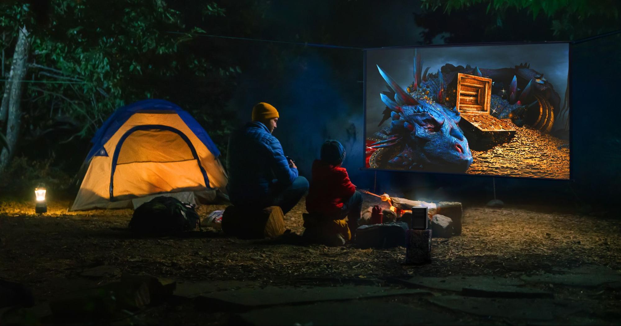 XGIMI Halo+ auf einem Campingplatz aufgebaut