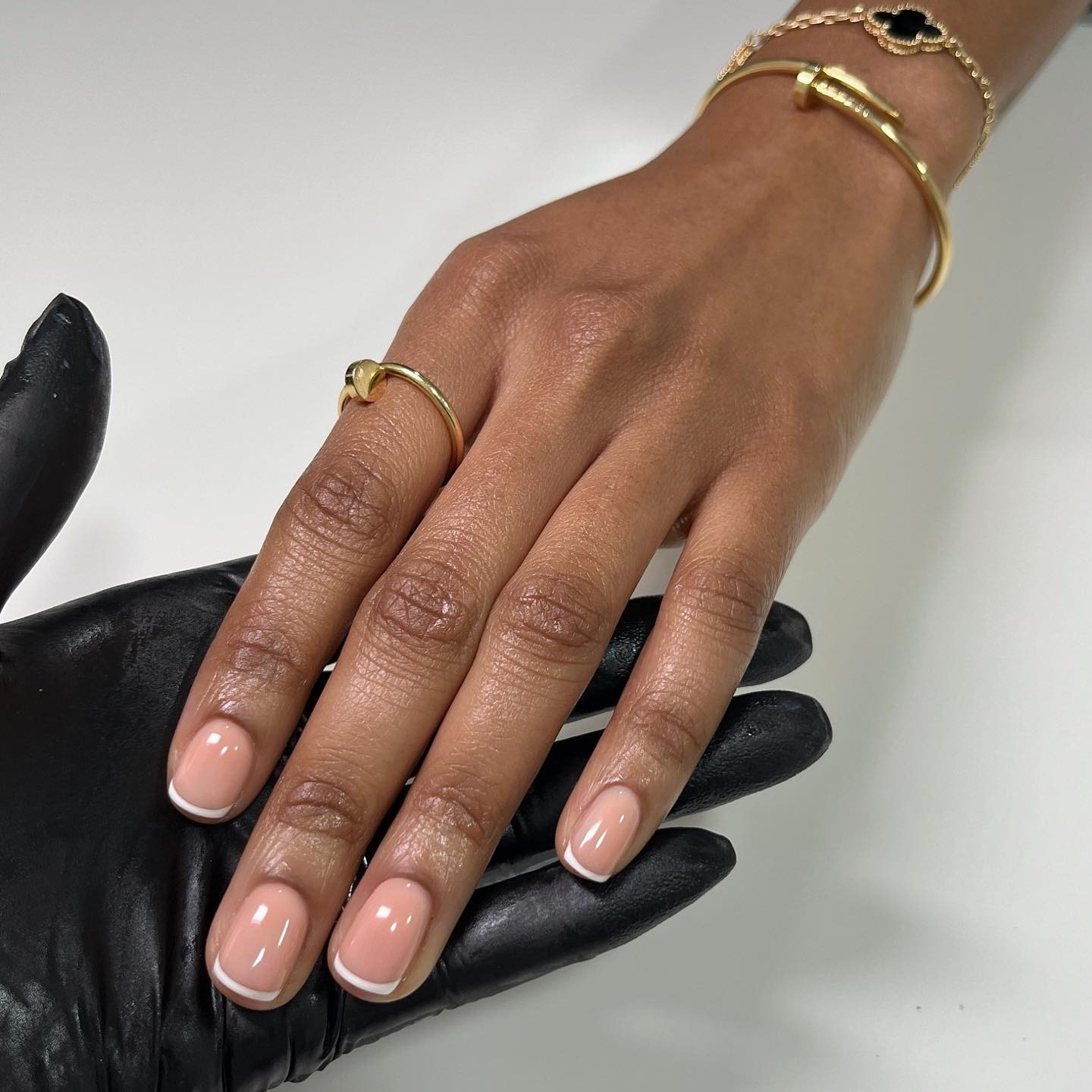 Eine kurze, quadratische, glasartige French Manicure