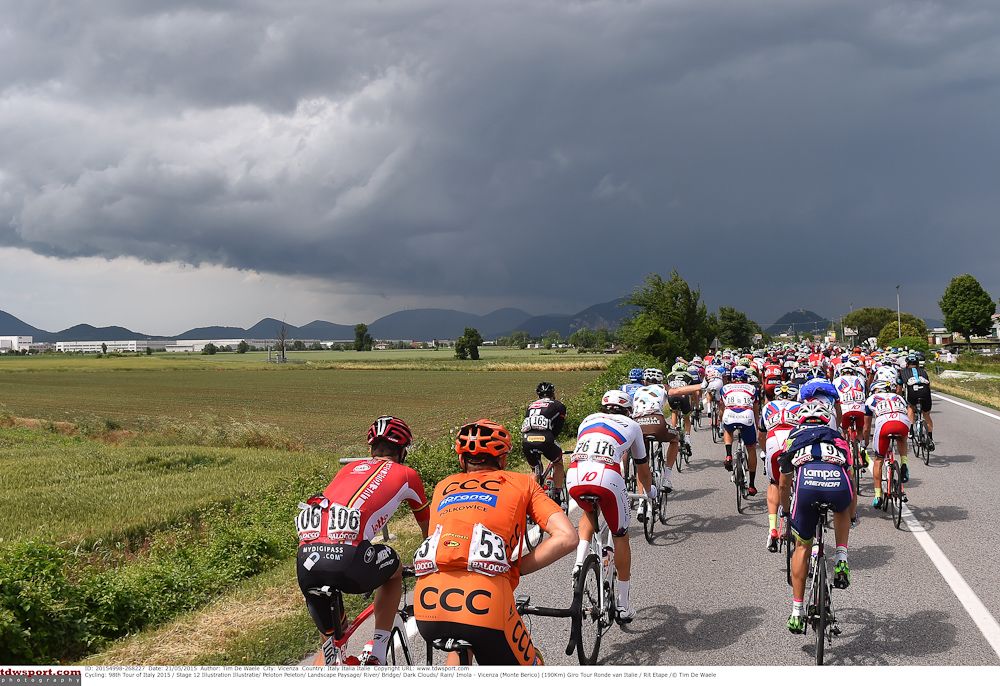 Dark clouds foreshadow the wet end to today's stage.