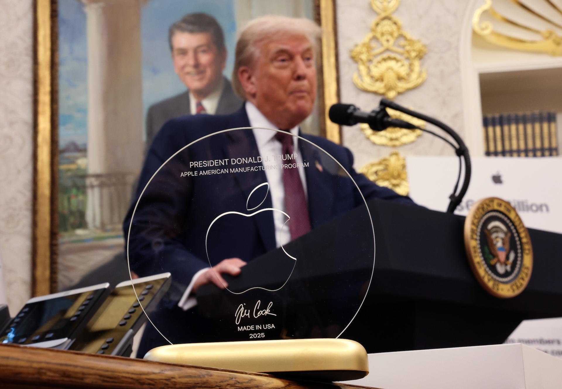 Tim Cook and Donald Trump at a White House press conference
