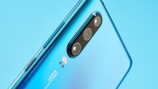 Huawei P30 con tre fotocamere posteriori