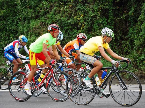 Byron Guama (Concentraci&oacute;n Deportiva Pichincha), left, and Fernando Camargo (Boyaca Orgullo De America) lead the points and general classifications respectively.