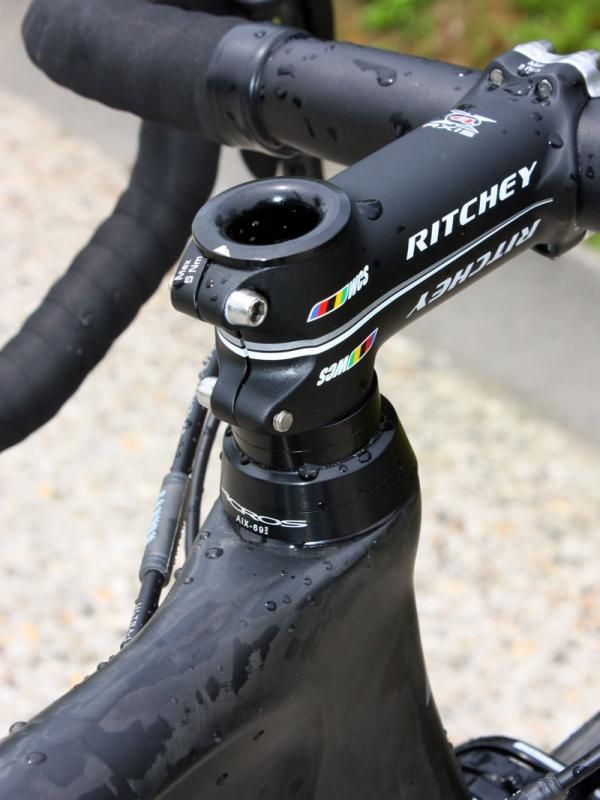 Canyon continues to use a special German-made Acros headset that requires no top cap.