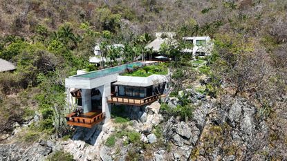 Casa Piscina del cielo, a clifftop retreat with a floating swimming pool overlooking the ocean