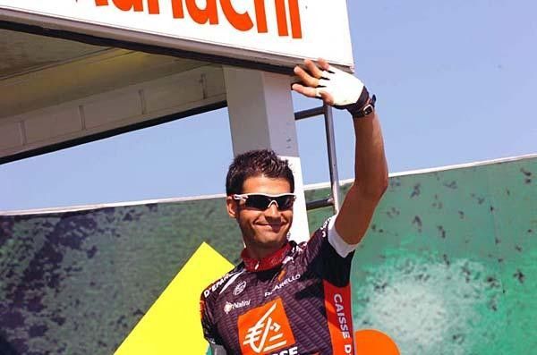 Oscar Pereiro (Caisse d'Epargne) waves to the crowd who loves the hometown boy.