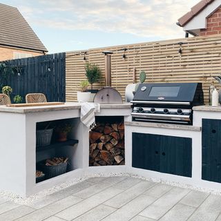 garden kitchen with wooden fencing and gas